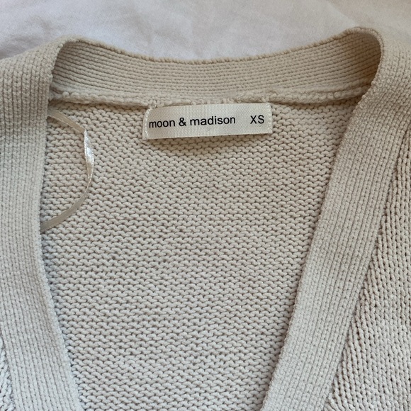 Waist length button sweater - Picture 2 of 3